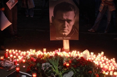 В Беларуси арестовали на 10 суток мужчину, который возложил цветы и принес портрет Навального к российскому консульству